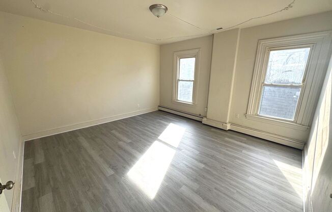 3 beds, 1 bath, $1,700, Unit 118 Apt 3