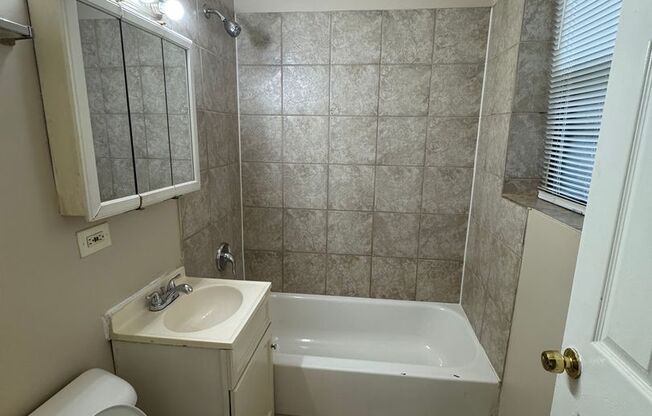 1 bed, 1 bath, $1,000, Unit 4850 #G1