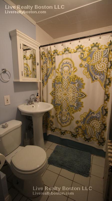 4 HOLLIS PL