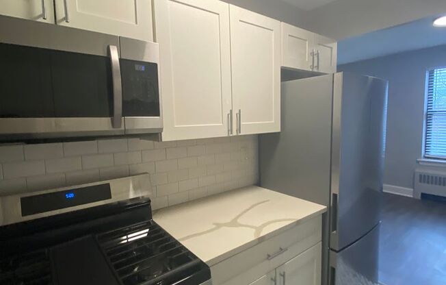 Studio, 1 bath, 465 sqft, $845, Unit 6244 Oakland Ave #310