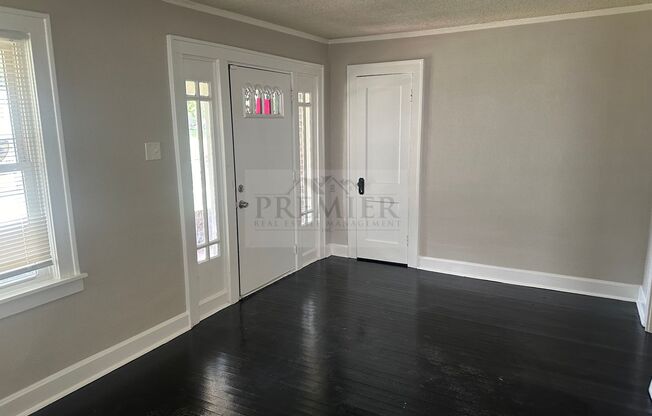 5833 Tracy Ave 64110- 3 bedrooms 1 full bath House for rent $1099 Deposit $1099(Near Country Club Plaza)