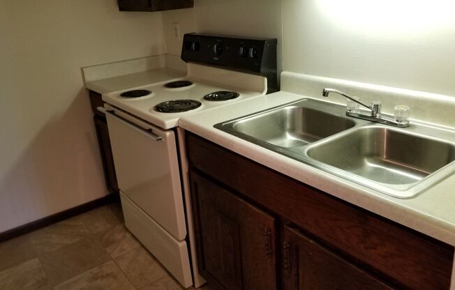 2 beds, 1 bath, 1,100 sqft, $925, Unit 2