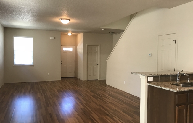 ONE MONTH FREE OF RENT!! Well Maintained, High Ceilings, Bonus Room, Great Location!