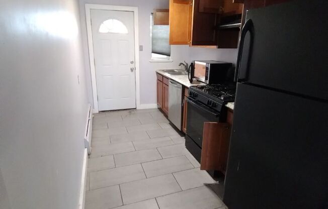 3 beds, 1 bath, 900 sqft, $1,915, Unit Unit 7