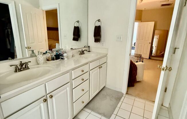 3BD/2.5BA Brick Townhouse in Chancellors Walk! New Flooring & New Paint Throughout!