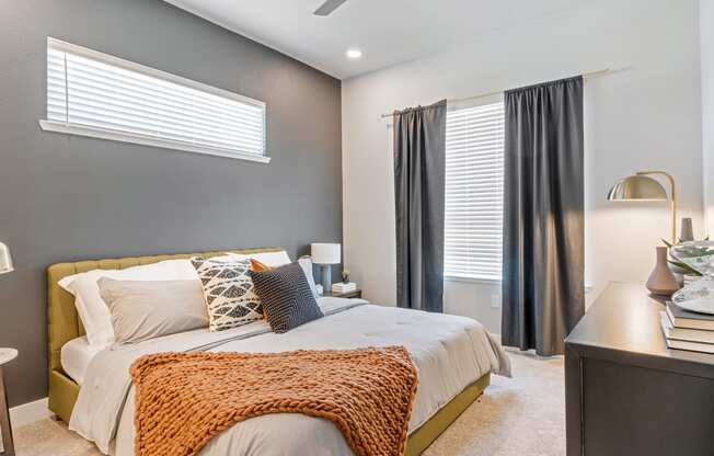 Arazo bedroom with high ceiling and ceiling fan