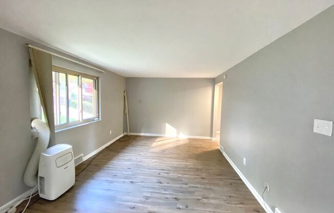 Split Level 3 Bed/1.5 Bath Home - Quiet Street- Available May 10th!