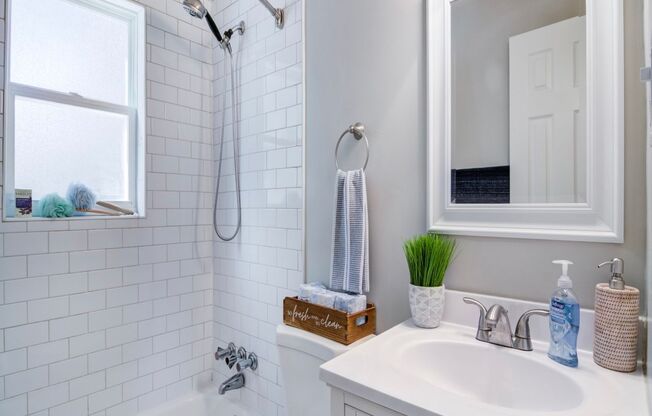 2 beds, 1 bath, 850 sqft, $1,250, Unit 00-D5