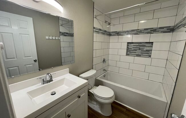 2 beds, 1 bath, 907 sqft, $1,300, Unit 1893D