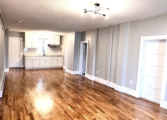 2 beds, 1 bath, 900 sqft, $2,400, Unit 1