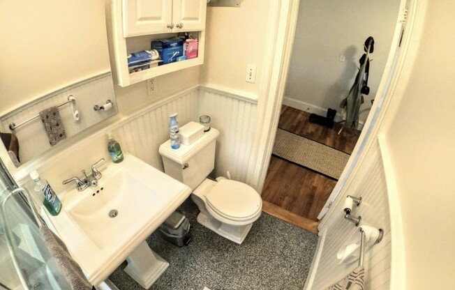 2 beds, 1 bath, 833 sqft, $2,200, Unit 42