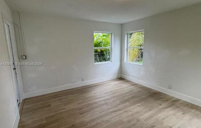 825 S 28 AVE