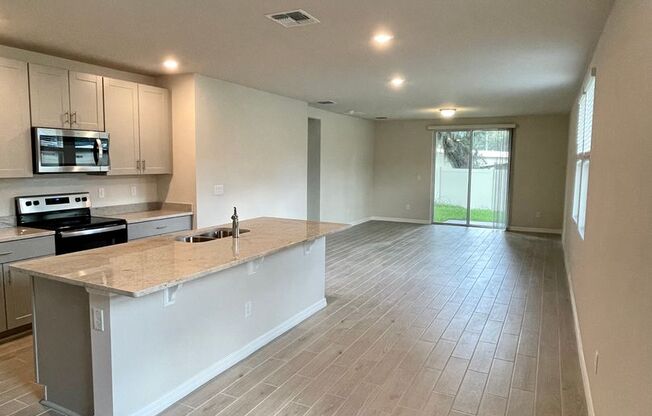 Available NOW! VERY well maintained 4/2 in Monroe Meadows / Wesley Chapel!