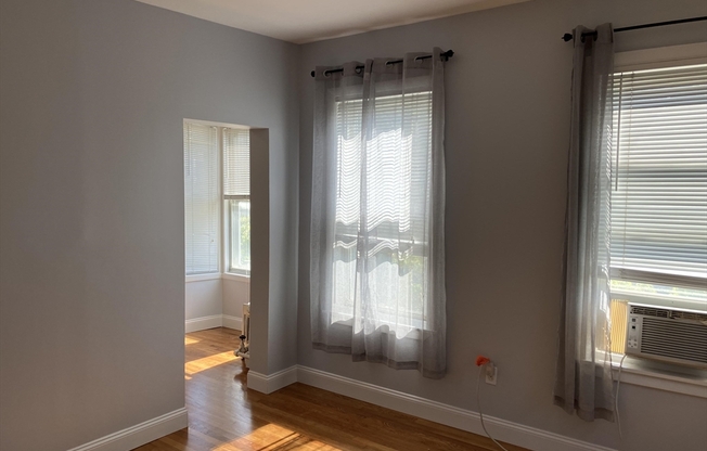 2 beds, 1 bath, $2,800, Unit 2