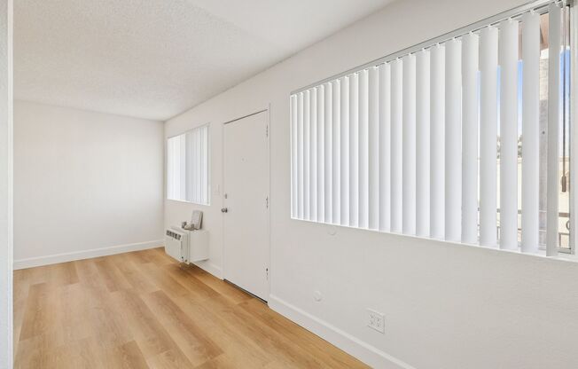 2 beds, 1 bath, 700 sqft, $2,128, Unit 545-1001