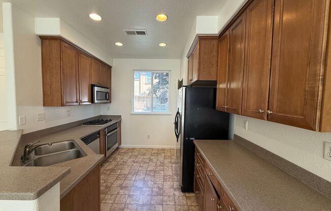 2-story 4bed 2.5bath home available in North Natomas