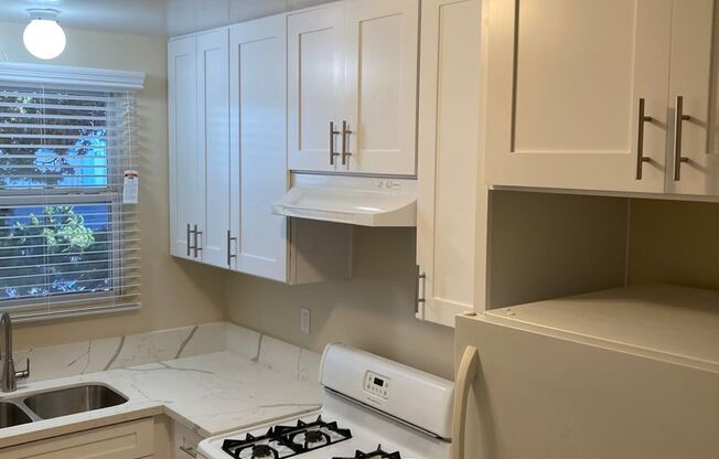 2 beds, 1 bath, $2,400, Unit 543