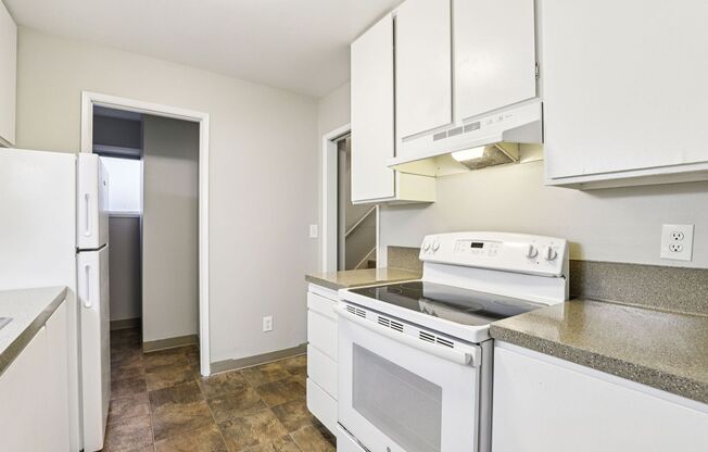 3 beds, 1.5 baths, 963 sqft, $1,749, Unit D-03