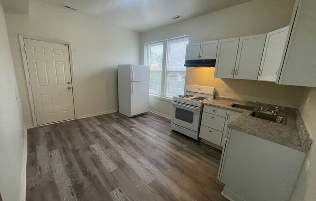 2 beds, 1 bath, $1,600, Unit 1650 # 3R