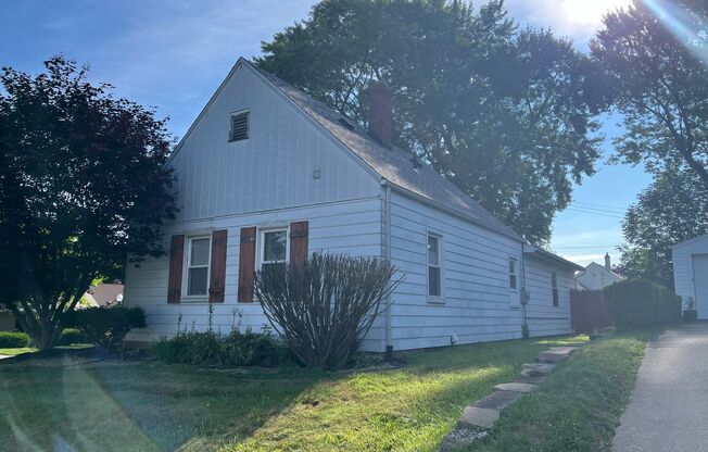 Spacious 3 bed/1bath available in Akron Firestone!