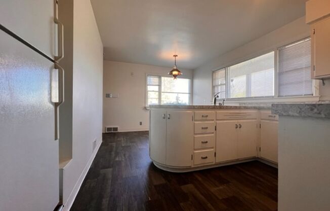 2 beds, 1 bath, $1,595