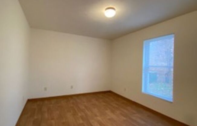 3 beds, 1 bath, 1,034 sqft, $995, Unit Apt. C