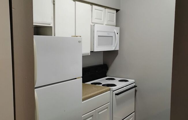 2 beds, 1 bath, 870 sqft, $925, Unit 350 C08
