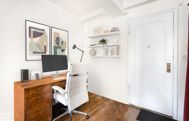 470 W 24 ST