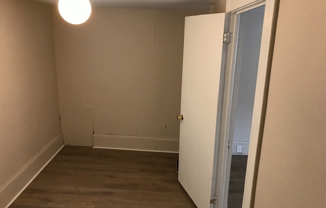 2 beds, 1 bath, 900 sqft, $750, Unit Up