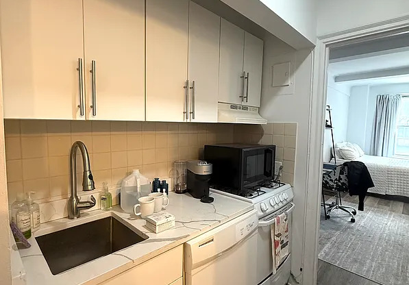 Studio, 1 bath, $2,800, Unit 2D
