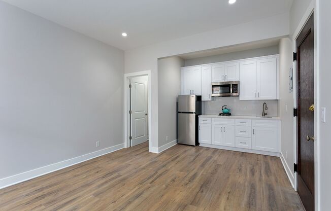 Studio, 1 bath, 295 sqft, $1,950, Unit 212