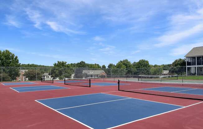 Crosstimbers Apartments tennis court