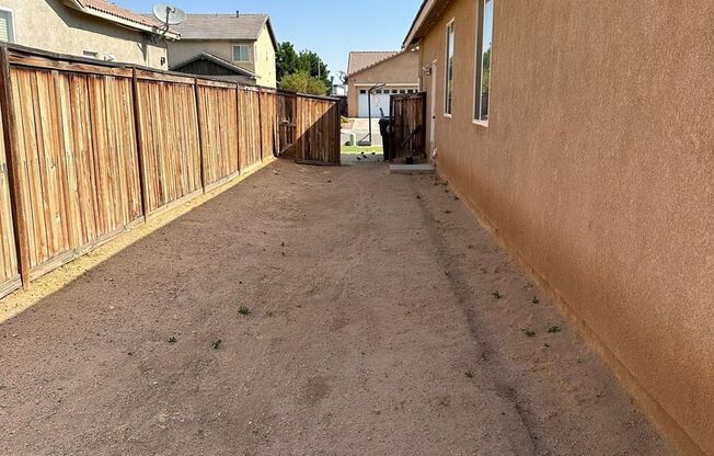 4 BEDROOM HOME + OFFICE IN VICTORVILLE