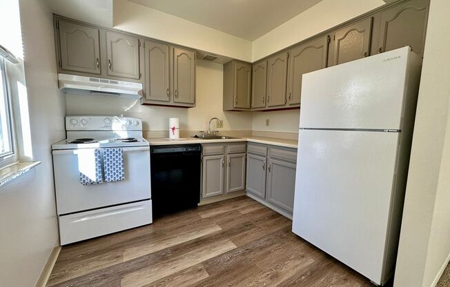 3 beds, 1.5 baths, $1,695, Unit 513