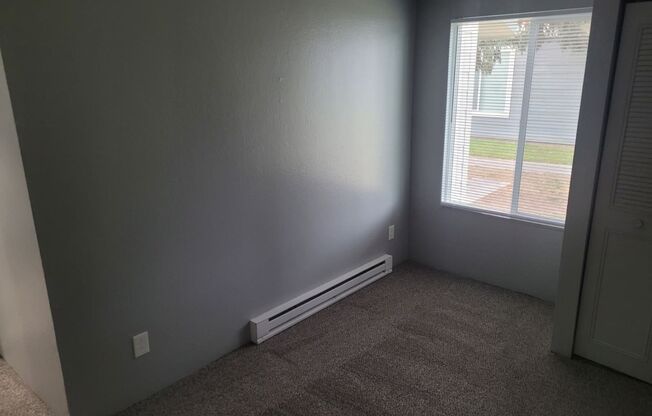 3 beds, 1 bath, 890 sqft, $1,700, Unit 505 H2
