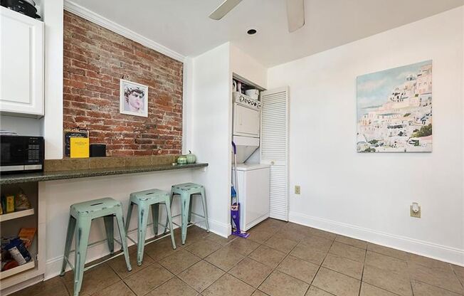 2 beds, 1 bath, $1,595