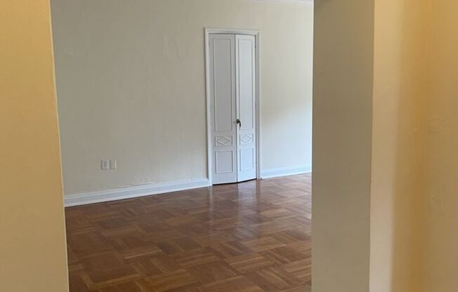 1 bed, 1 bath, 768 sqft, $1,400, Unit Royal York 810