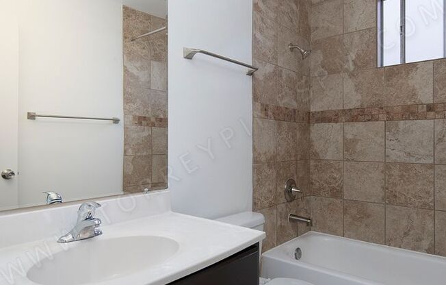 *OPEN HOUSE: 5/24 3-4PM* Charming 2 Br w/ Parking and Patio in Pacific Beach!