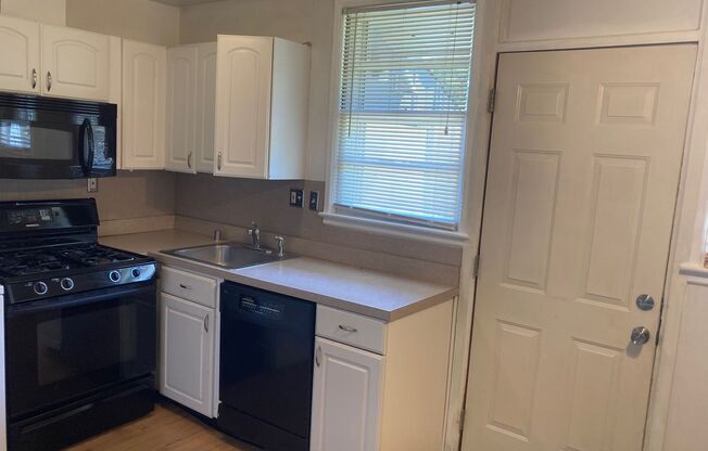 Cute & Cozy Three BR I BA Cottage in College Park!