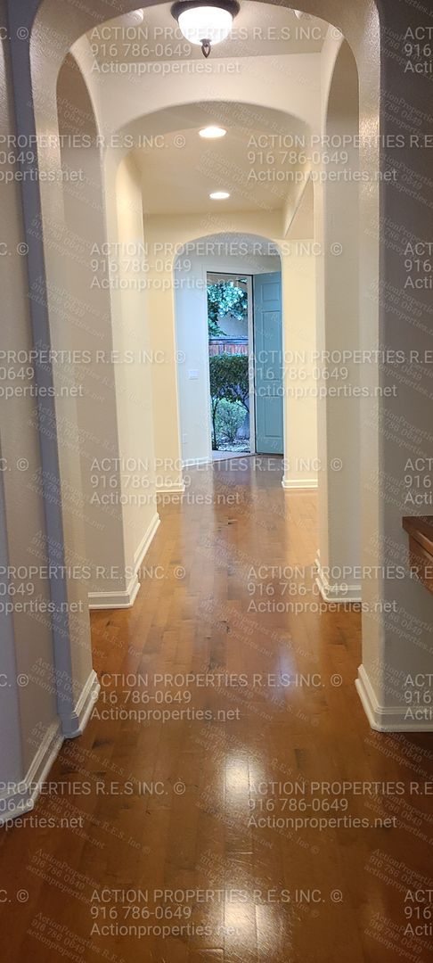 Roseville (Highland Park) 3 Bed Plus Den/Office, 2 Bath - 2 000+sqft, 2Car- Single Story - Gardener Included!