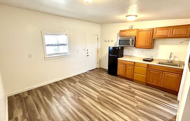 1 bed, 1 bath, 500 sqft, $599, Unit Unit 4