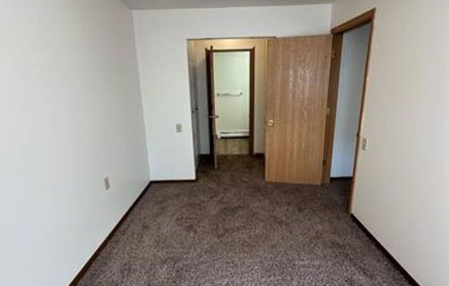 1 bed, 1 bath, $700, Unit 615-30