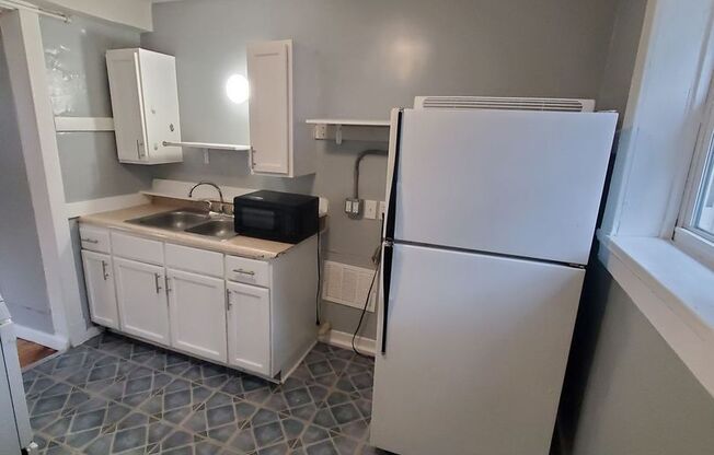 2 beds, 1 bath, $845, Unit 1