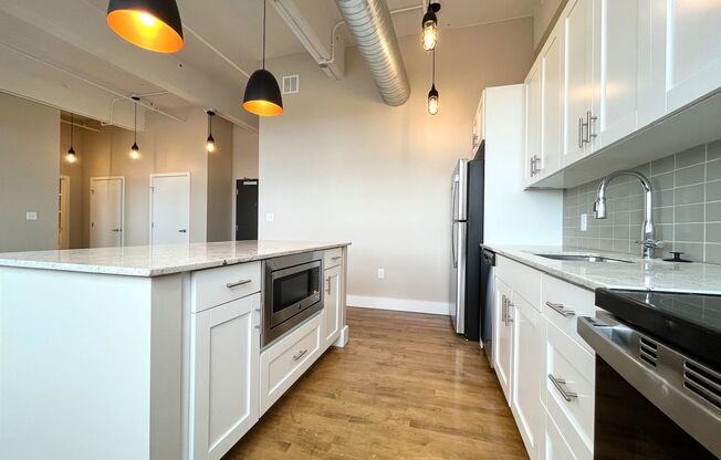 1 bed, 1 bath, 789 sqft, $1,700, Unit UNIT 614