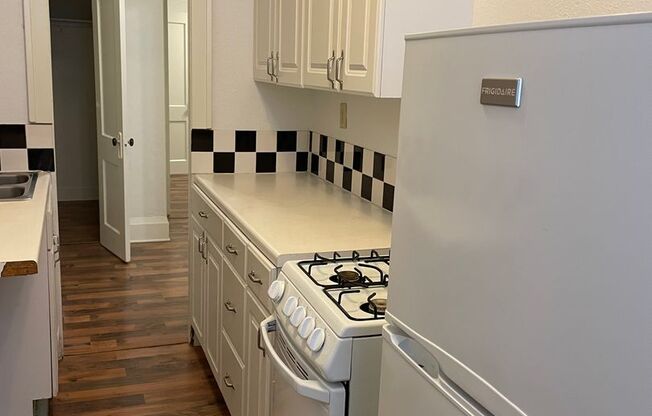 1 bed, 1 bath, 650 sqft, $925, Unit A