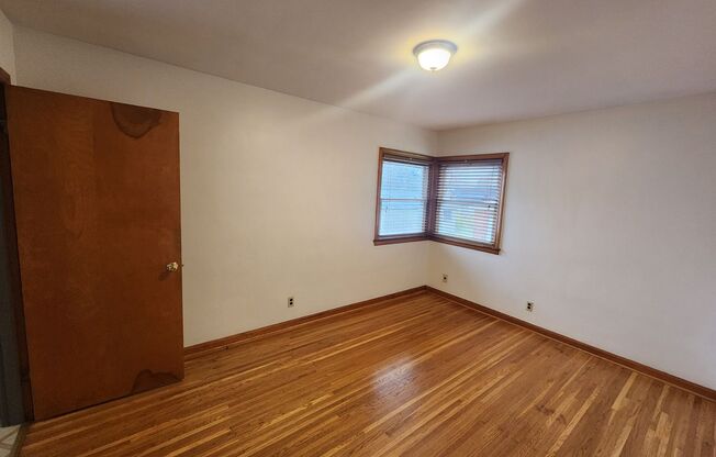 2 beds, 1 bath, $1,595