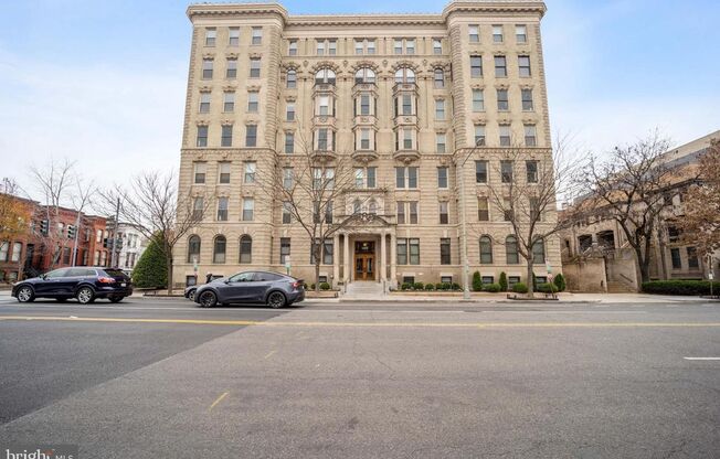 Modern Logan Circle One Bedroom W/Sleek Kitchen and Bathroom-Available Now!