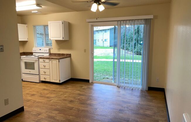3 beds, 1 bath, 906 sqft, $1,799, Unit 14