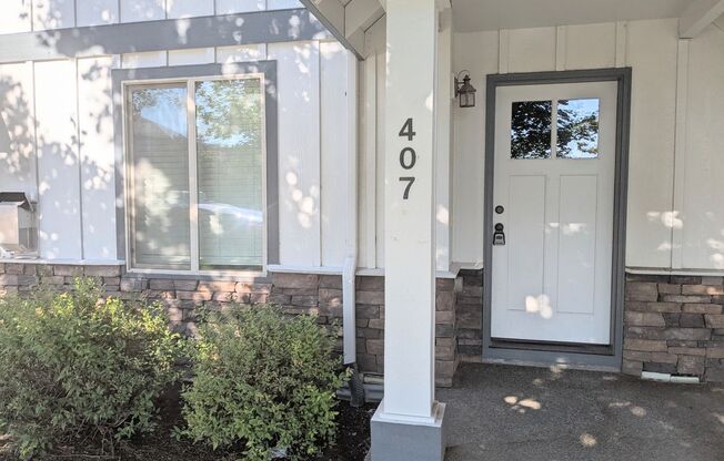 Gorgeous 3x2 townhouse, single-car garage, and two gas fireplaces
