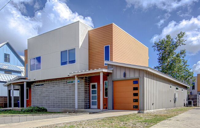 Modern Townhome in Prime Crestview Location